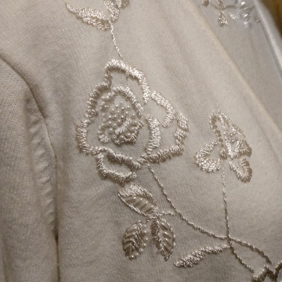 Sweater with pearl and thread embroidery - Picture 2 of 5